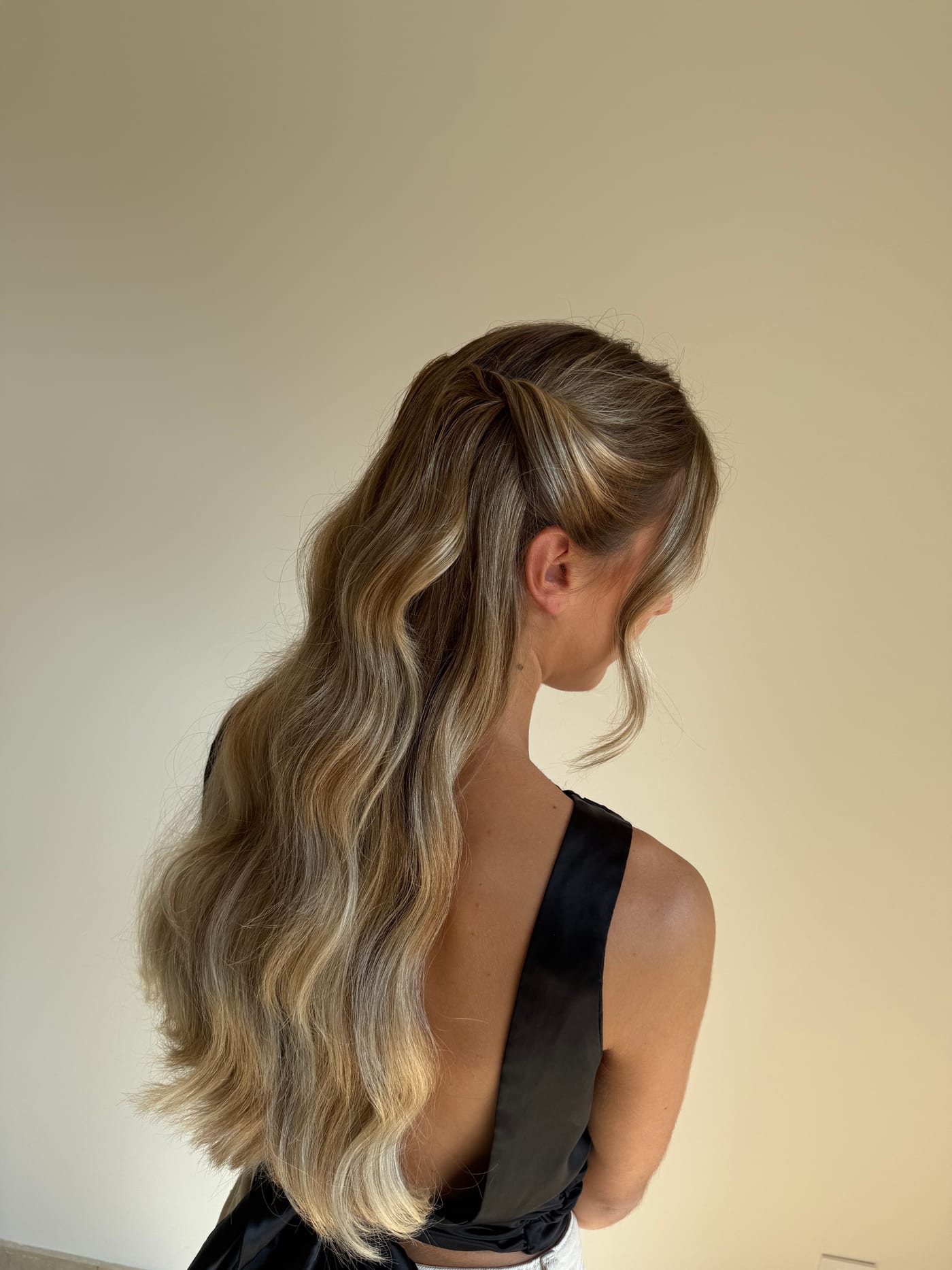 Coiffure mi-attachée avec balayage réalisée au salon Sama Coiffure à Villeneuve